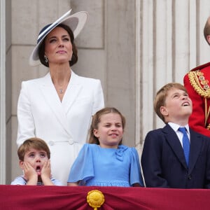 Catherine Kate Middleton, duchesse de Cambridge, le prince William, duc de Cambridge et leurs enfants, le prince Louis, le prince George et la princesse Charlotte - Les membres de la famille royale regardent le défilé Trooping the Colour depuis un balcon du palais de Buckingham à Londres lors des célébrations du jubilé de platine de la reine le 2 juin 2022. 