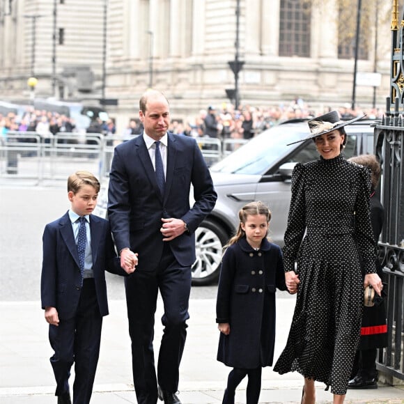 Le prince William, duc de Cambridge, sa femme Kate Catherine Middleton, duchesse de Cambridge, et leurs enfants le prince George et la princesse Charlotte - Arrivées de la famille royale d'Angleterre au Service d'action de grâce en hommage au prince Philip, duc d'Edimbourg, à l'abbaye de Westminster à Londres. Le 29 mars 2022