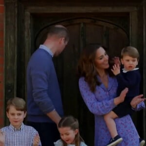 Captures d'écran d'une vidéo inédite de la famille royale dévoilée lors d'un sketch hilarant avec le prince William et Stephen Fry. L'humour anglais dans toute sa splendeur. Ce jeudi 23 avril, pour un sketch qui visait à récolter des fonds pour le personnel soignant britannique, le prince William a accepté de jouer la comédie avec le renommé Stephen Fry. A la fin de la vidéo, on a pu voir le prince se réunir avec Kate Middleton et leurs trois enfants, George, Charlotte et Louis devant chez eux pour applaudir le personnel soignant. 