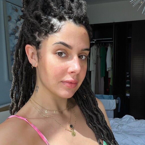 Coralie Porrovecchio avec des dreadlocks