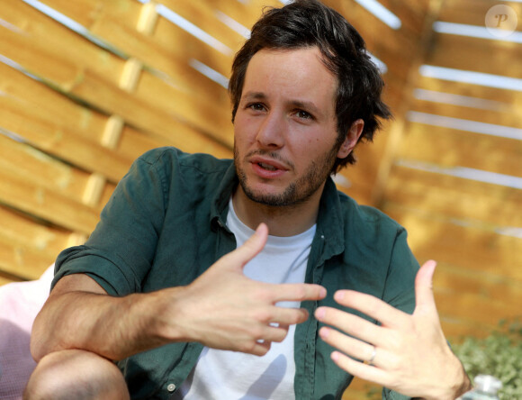 Exclusif - Vianney interviewé par des jeunes lecteurs de "Var Matin" avant son concert au Festival du Château à Solliès-Pont, le 19 juillet 2021. © Laurent Martinat / Nice Matin / Bestimage