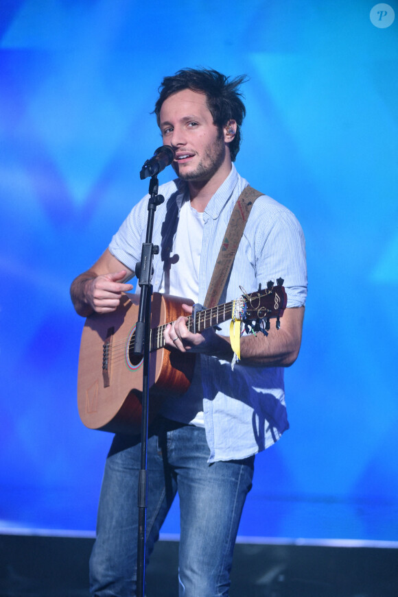 Photo : Exclusif - Vianney - Backstage de l'enregistrement de l'émission  300 Choeurs chantent Les plus beaux duos à Paris, qui sera diffusée le 8  janvier 2021 sur France 3. © Tiziano Da Silva / Bestimage - Purepeople