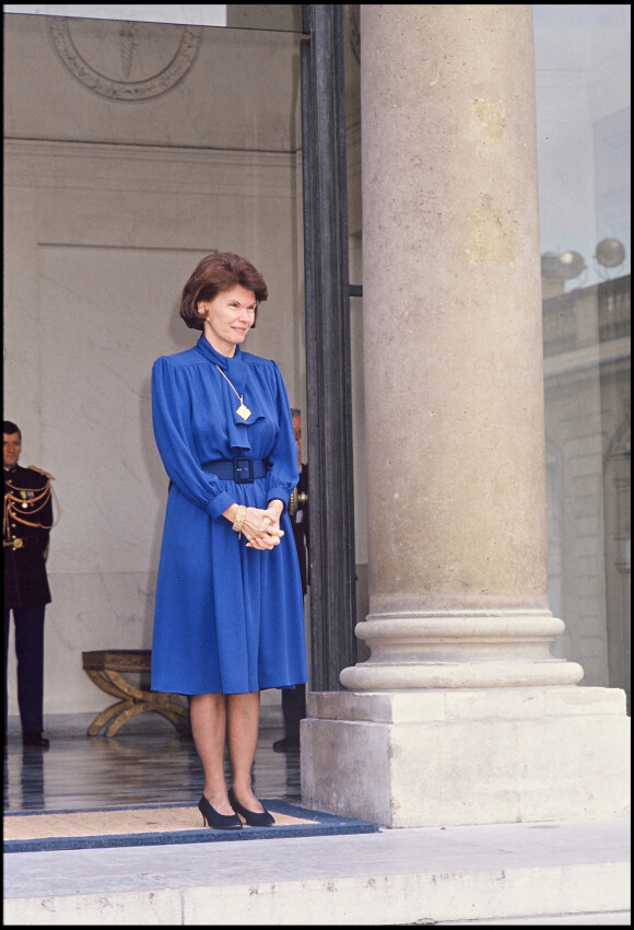 Danielle Mitterrand recevant le roi de Jordanie Hussein à l'Elysée