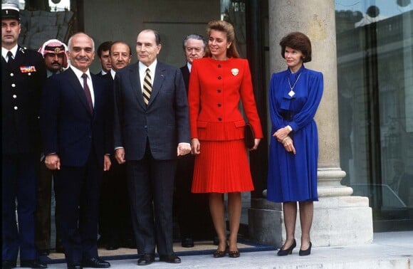 François et Danielle Mitterrand recevant le roi de Jordanie Hussein à l'Elysée
