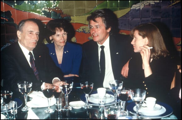 François et Danielle Mitterrand avec Alain Delon et Isabelle Huppert en 1992