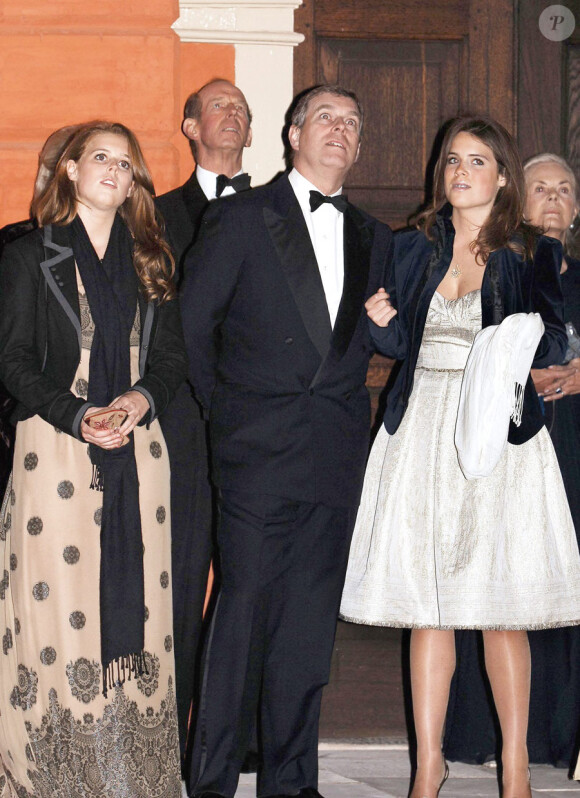 Son Altesse Royale le Prince Andrew avec ses deux filles Eugenie et Beatrice