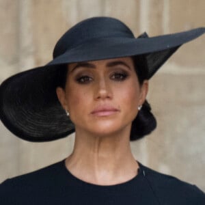 Meghan Markle - Procession du cercueil de la reine Elizabeth II d'Angleterre de Wesminster Hall où il était exposé au public, jusqu'à l'Abbaye de Westminster. Le cercueil est installé sur l'affût du canon, puis tiré par 142 marins de la Royal Navy à l'aide de cordages, dans la plus pure tradition de la monarchie britannique. Cette tradition remonte aux funérailles d'Etat de la reine Victoria en février 1901. Londres, le 19 septembre 2022. 