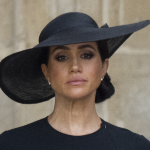 Meghan Markle - Procession du cercueil de la reine Elizabeth II d'Angleterre de Wesminster Hall où il était exposé au public, jusqu'à l'Abbaye de Westminster. Le cercueil est installé sur l'affût du canon, puis tiré par 142 marins de la Royal Navy à l'aide de cordages, dans la plus pure tradition de la monarchie britannique. Cette tradition remonte aux funérailles d'Etat de la reine Victoria en février 1901. Londres, le 19 septembre 2022. 
