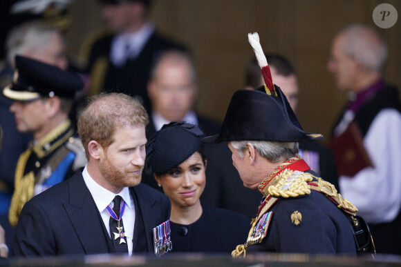 Le prince Harry, duc de Sussex et Meghan Markle, duchesse de Sussex - - Sortie - Procession cérémonielle du cercueil de la reine Elisabeth II du palais de Buckingham à Westminster Hall à Londres, où les Britanniques et les touristes du monde entier pourront lui rendre hommage jusqu'à ses obsèques prévues le 19 septembre 2022. Le 14 septembre 2022. 