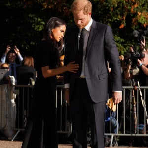 Le prince Harry, duc de Sussex et Meghan Markle, duchesse de Sussex à la rencontre de la foule devant le château de Windsor, suite au décès de la reine Elisabeth II d'Angleterre. Le 10 septembre 2022 