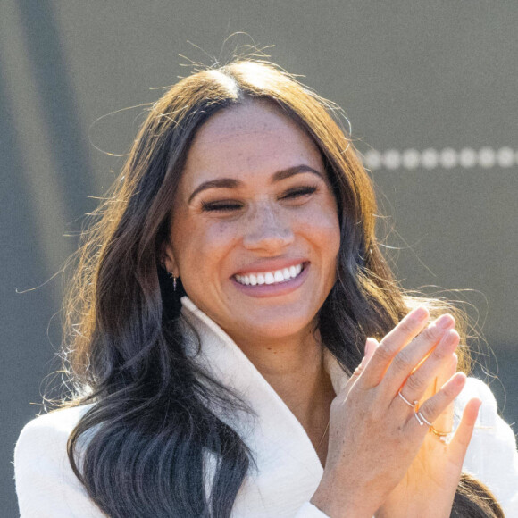 Le prince Harry et Meghan Markle assistent à la finale d'athlétisme, au deuxième jour des Invictus Games 2020 à La Haye, le 17 avril 2022. 