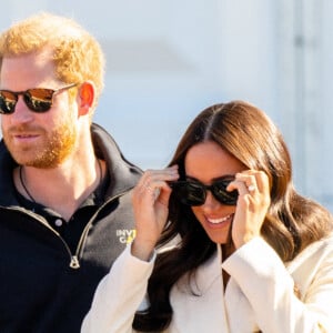 Le prince Harry et Meghan Markle assistent à la finale d'athlétisme, au deuxième jour des Invictus Games 2020 à La Haye, le 17 avril 2022. 