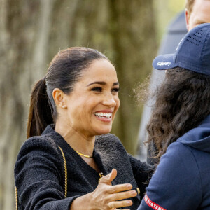 Le prince Harry et Meghan Markle lors du "Land Rover Challenge" au premier jour des Invictus Games 2020 à La Haye, le 16 avril 2022. 