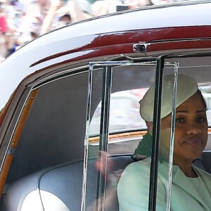 Meghan Markle, duchesse de Sussex arrive à la chapelle St. George au château de Windsor à bord d'une Rolls Royce avec sa mère Doria Ragland à ses côtés - Mariage du prince Harry et de Meghan Markle au château de Windsor le 19 mai 2018 