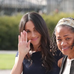 Meghan Markle et sa mère Doria Ragland arrivent à l'hôtel Cliveden House près de Windsor à la veille du Mariage du prince Harry et de Meghan Markle à Taplow le 18 mai 2018. 