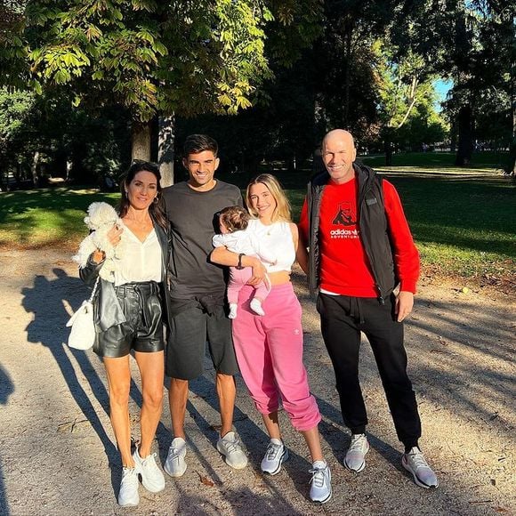 Enzo Zidane, accompagné de sa mère Véronique, sa compagne Karen Goncalves, leur fille Sia et Zinedine Zidane à Madrid.