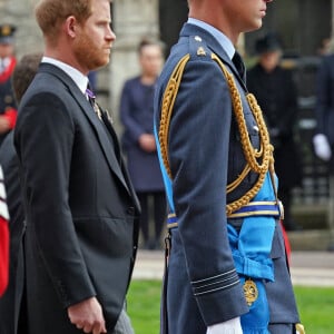 Le prince William, prince de Galles, Le prince Harry, duc de Sussex - Arrivée à la Cérémonie funèbre en La Chapelle Saint-Georges en présence des 15 Premiers ministres des royaumes qui ont exercé pendant les 70 ans de règne de la reine Elizabeth II d'Angleterre. Le cercueil sera descendu dans la crypte royale de la Chapelle Saint-Georges où elle reposera au côté de son époux le prince Philip, décédé le 9 avril 2021. Une cérémonie privée d'inhumation se tiendra au Mémorial du roi George VI. Windsor, le 19 septembre 2022. © Kirsty O'Connor / Bestimage 