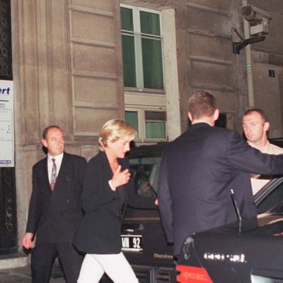 Nuit du tragique accident à Paris de la princesse Diana et de Dodi Al-Fayed, survenu le 31 août 1997 au pont de l'Alma.