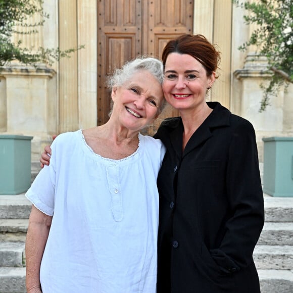 Marie-Christine Barrault et Christelle Reboul après la lecture de "La vie est une farce vertigineuse" dialogue à partir des lettres de la Princesse Palatine mise en scène de Stéphan Ruet et adaptatée par Gérald Stehr lors de la soirée de clôture, dans la cour du château de Grignan, de la 26ème édition du festival de la Correspondance de Grignan, France, le 9 juillet 2022. © Bruno Bebert/Bestimage.