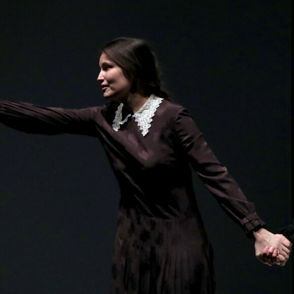 Exclusif - Laetitia Casta salut à la fin de la Générale de la pièce "Clara Haskil, prélude et fugue" au théâtre du Rond Point à Paris, France, le 5 janvier 2022. © Bertrand Rindoff Petroff/Bestimage 