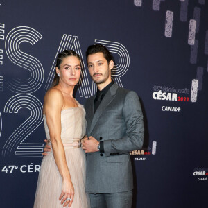 Pierre Niney et sa compagne Natasha Andrews (habillée en Dior et bijoux Van Cleef & Arpels) - Photocall de la 47ème édition de la cérémonie des César à l'Olympia à Paris, le 25 février 2022. © Borde-Jacovides/Bestimage