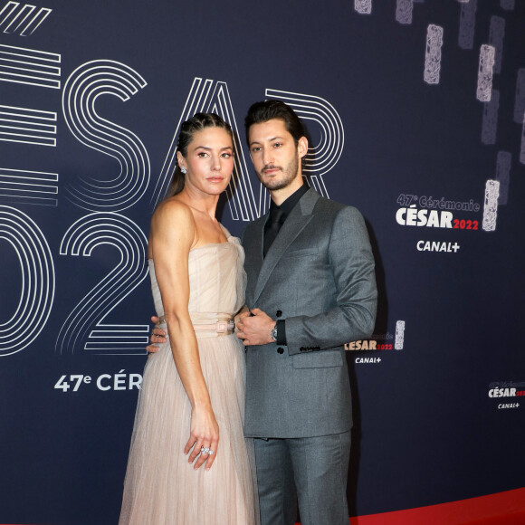 Pierre Niney et sa compagne Natasha Andrews (habillée en Dior et bijoux Van Cleef & Arpels) - Photocall de la 47ème édition de la cérémonie des César à l'Olympia à Paris, le 25 février 2022. © Borde-Jacovides/Bestimage