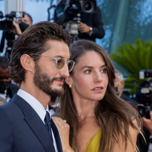 Pierre Niney et Natasha Andrews - Montée des marches du film " OSS 117 : Alerte rouge en Afrique Noire " lors du 74ème Festival International du Film de Cannes. Le 17 juillet 2021 © Borde-Jacovides-Moreau / Bestimage