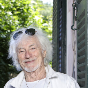 Hugues Aufray lors de la 4ème édition des Ecrivains chez Gonzague Saint Bris (26ème Forêt des livres) à Chanceaux-Près-Loches. Le 28 août 2022 © Cédric Perrin / Bestimage