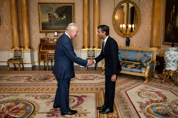 Le Premier ministre britannique, Rishi Sunak, en audience avec le roi Charles III d'Angleterre au palais de Buckingham, à Londres, Royaume Uni, le 25 octobre 2022. © Avalon/Panoramic/Bestimage