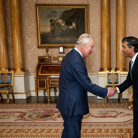 Le Premier ministre britannique, Rishi Sunak, en audience avec le roi Charles III d'Angleterre au palais de Buckingham, à Londres, Royaume Uni, le 25 octobre 2022. © Avalon/Panoramic/Bestimage