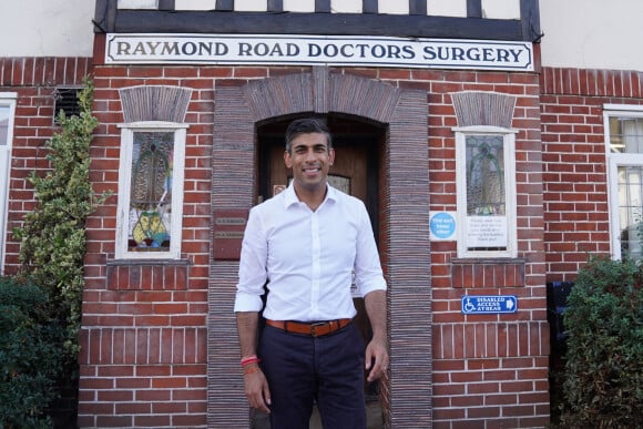 Rishi Sunak, candidat à la succession de Boris Johnson, est en visite de l'ancien cabinet médical de son père, où il était médecin, à Raymond Road Doctors Surgery, à Southamptpn, Hampshire le 24 août 2022.
