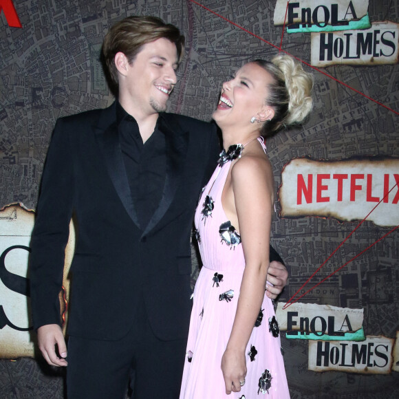 Millie Bobby Brown et Jake Bongiovi - Photocall de la première mondiale de Enola Holmes 2 (Netflix) à New York le 27 octobre 2022.