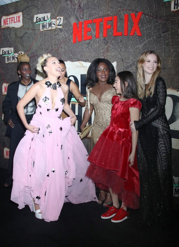 Sharon Duncan-Brewster, Abbie Hern, Millie Bobby Brown, Susan Wokoma, Serrana Su-Ling Bliss and Hann - Photocall de la première mondiale de Enola Holmes 2 (Netflix) à New York le 27 octobre 2022.  