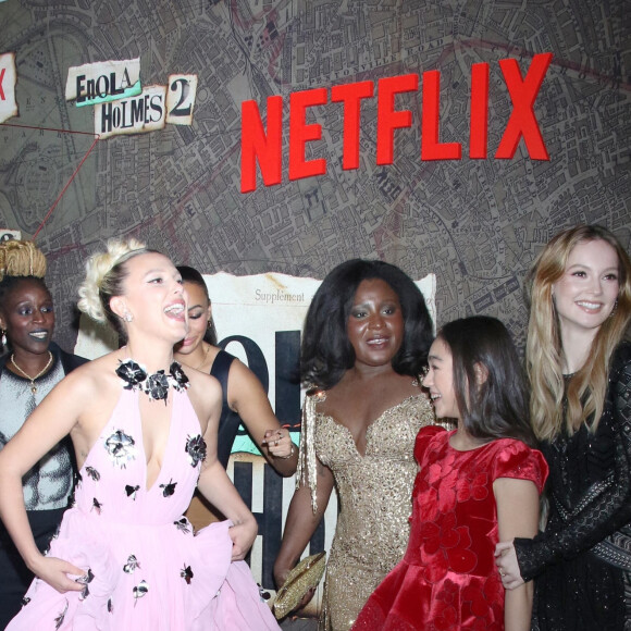Sharon Duncan-Brewster, Abbie Hern, Millie Bobby Brown, Susan Wokoma, Serrana Su-Ling Bliss and Hann - Photocall de la première mondiale de Enola Holmes 2 (Netflix) à New York le 27 octobre 2022.  