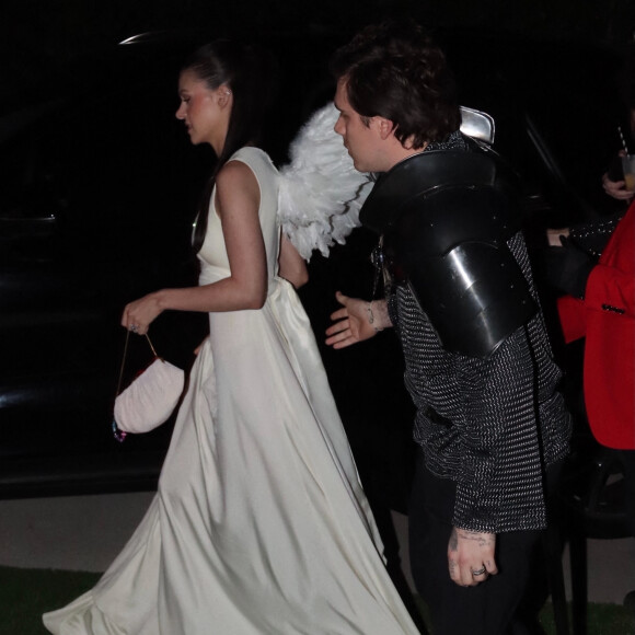 Brooklyn Beckham et sa femme Nicola Peltz-Beckham, déguisés respectivement en chevalier et en ange, arrivent à leur fête d'Halloween à Los Angeles, le 26 octobre 2022. 