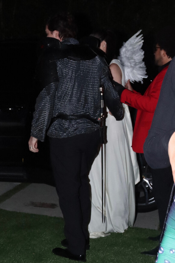 Brooklyn Beckham et sa femme Nicola Peltz-Beckham, déguisés respectivement en chevalier et en ange, arrivent à leur fête d'Halloween à Los Angeles, le 26 octobre 2022. 