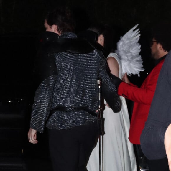 Brooklyn Beckham et sa femme Nicola Peltz-Beckham, déguisés respectivement en chevalier et en ange, arrivent à leur fête d'Halloween à Los Angeles, le 26 octobre 2022. 