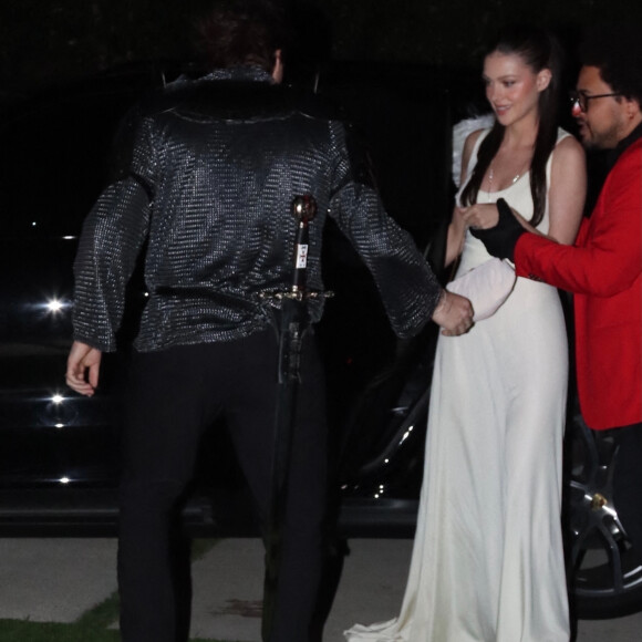 Brooklyn Beckham et sa femme Nicola Peltz-Beckham, déguisés respectivement en chevalier et en ange, arrivent à leur fête d'Halloween à Los Angeles, le 26 octobre 2022. 