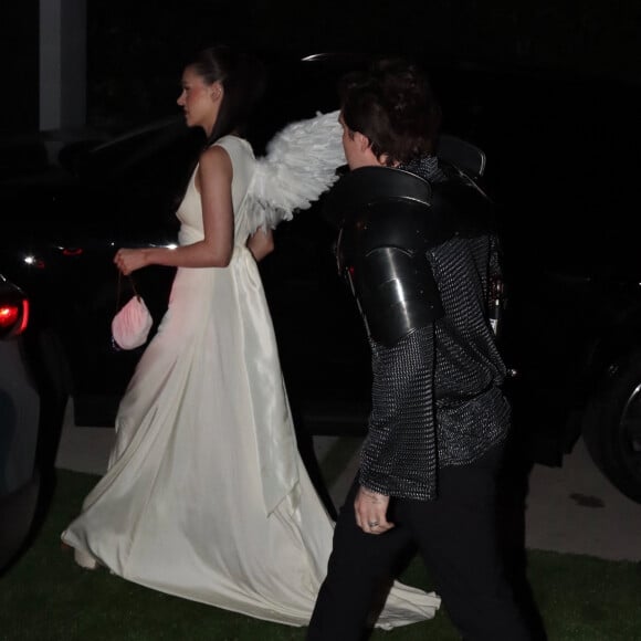 Brooklyn Beckham et sa femme Nicola Peltz-Beckham, déguisés respectivement en chevalier et en ange, arrivent à leur fête d'Halloween à Los Angeles, le 26 octobre 2022. 