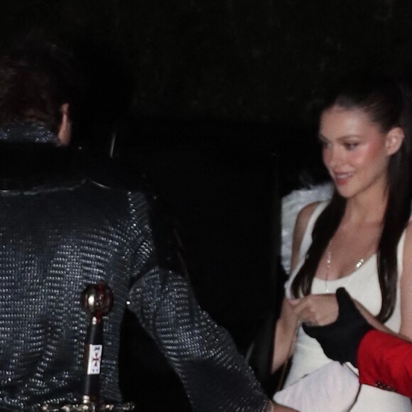 Brooklyn Beckham et sa femme Nicola Peltz-Beckham, déguisés respectivement en chevalier et en ange, arrivent à leur fête d'Halloween à Los Angeles, le 26 octobre 2022. 