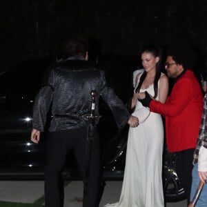 Brooklyn Beckham et sa femme Nicola Peltz-Beckham, déguisés respectivement en chevalier et en ange, arrivent à leur fête d'Halloween à Los Angeles, le 26 octobre 2022. 