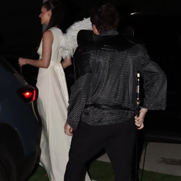 Brooklyn Beckham et sa femme Nicola Peltz-Beckham, déguisés respectivement en chevalier et en ange, arrivent à leur fête d'Halloween à Los Angeles, le 26 octobre 2022. 