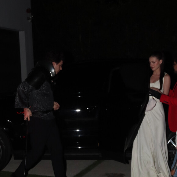 Brooklyn Beckham et sa femme Nicola Peltz-Beckham, déguisés respectivement en chevalier et en ange, arrivent à leur fête d'Halloween à Los Angeles, le 26 octobre 2022. 