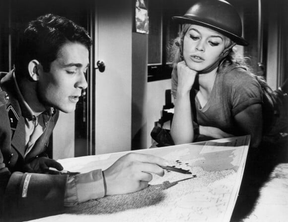 Jacques Charrier et Brigitte Bardot, dans le film ''Babette s'en va-t-en guerre'', en 1959. © Jt Vintage/Glasshouse/Zuma Press/Bestimage.