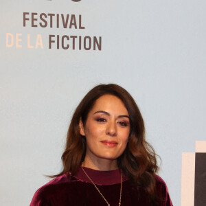 Sofia Essaidi au photocall de "Les Combattantes" lors de la 24ème édition du Festival de la Fiction TV de la Rochelle, le 15 septembre 2022.