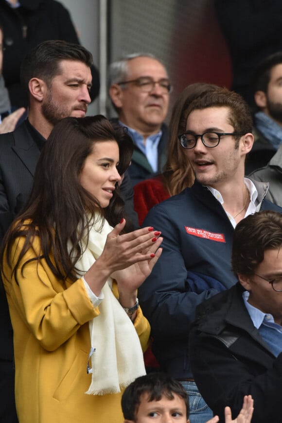 Louis Sarkozy et sa nouvelle compagne, Natali, une musicienne - Célébrités dans les tribunes du parc des princes lors du match de football de ligue 1 PSG-Bastia le 6 mai 2017. 