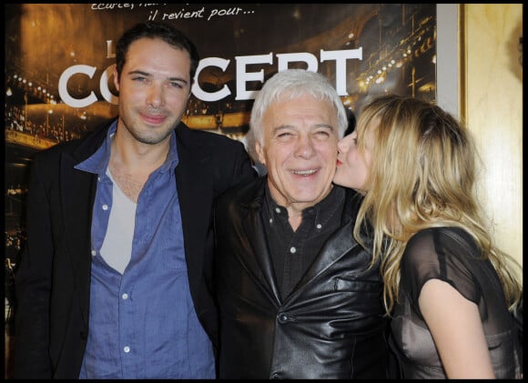 Nicolas Bedos, Mélanie Laurent et Guy Bedos lors de la soirée du film Le Concert à Paris en 2010