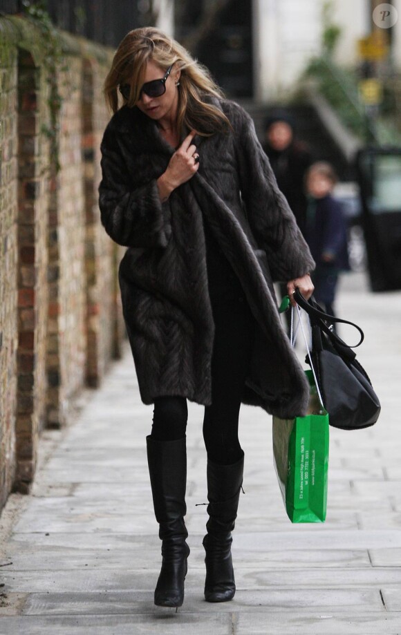 Le lendemain de la mort de son ami le designer Alexander McQueen, Kate Moss semble dévastée dans les rues du quartier St John's Wood à Londres le 12 février 2010
