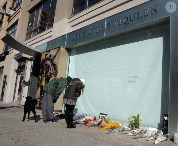 Les gens viennent poser des fleurs et des messages devant la boutique du designer Alexander McQueen disparu le 11 février 2010, à New York dans le Meat Packing le 12 février 2010