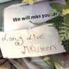 Les gens viennent poser des fleurs et des messages devant la boutique du designer Alexander McQueen disparu le 11 février 2010, à New York dans le Meat Packing le 12 février 2010
